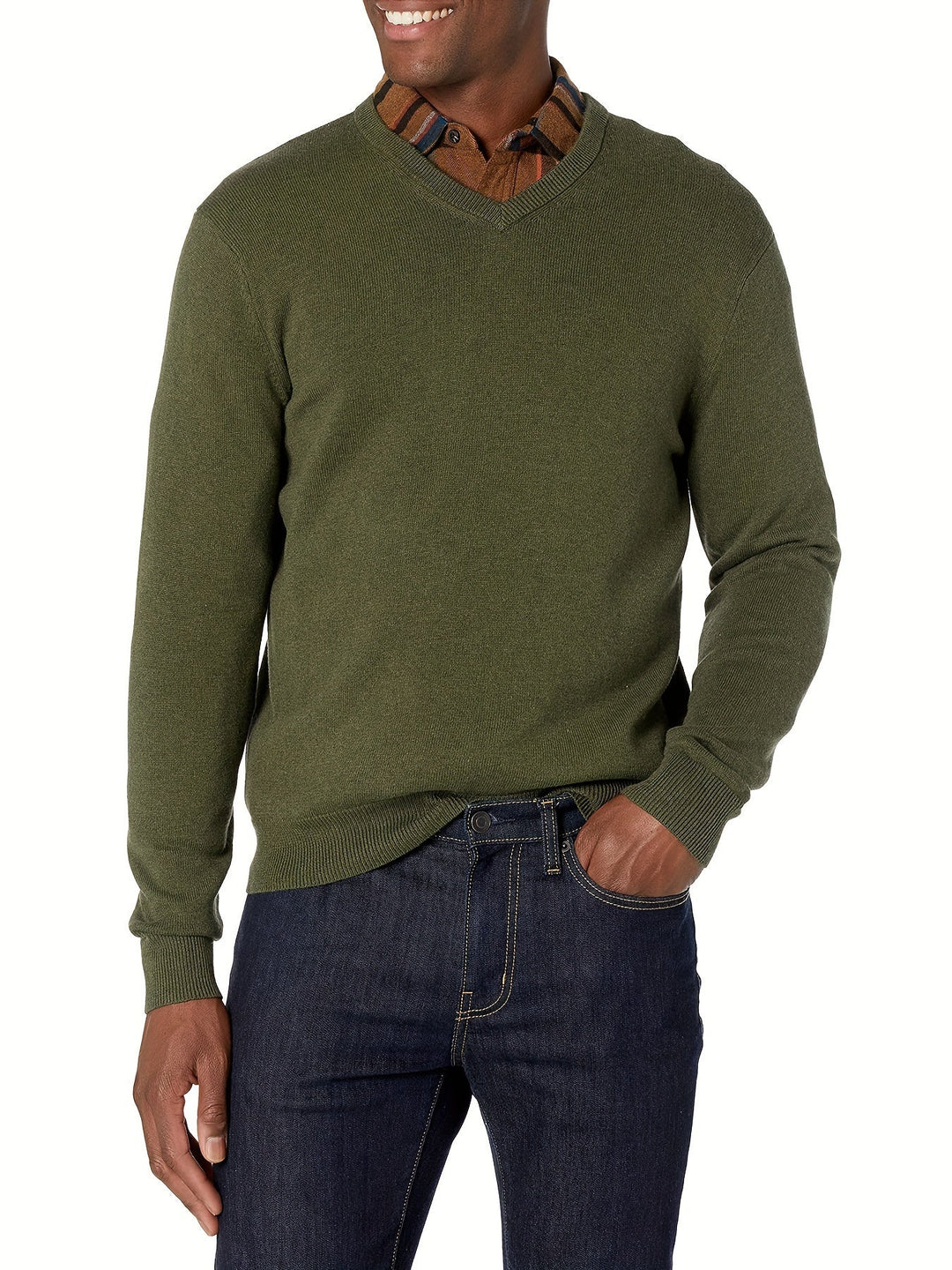Grüner Herrenpullover aus Baumwolle, V-Ausschnitt, lässig, über kariertem Hemd getragen.