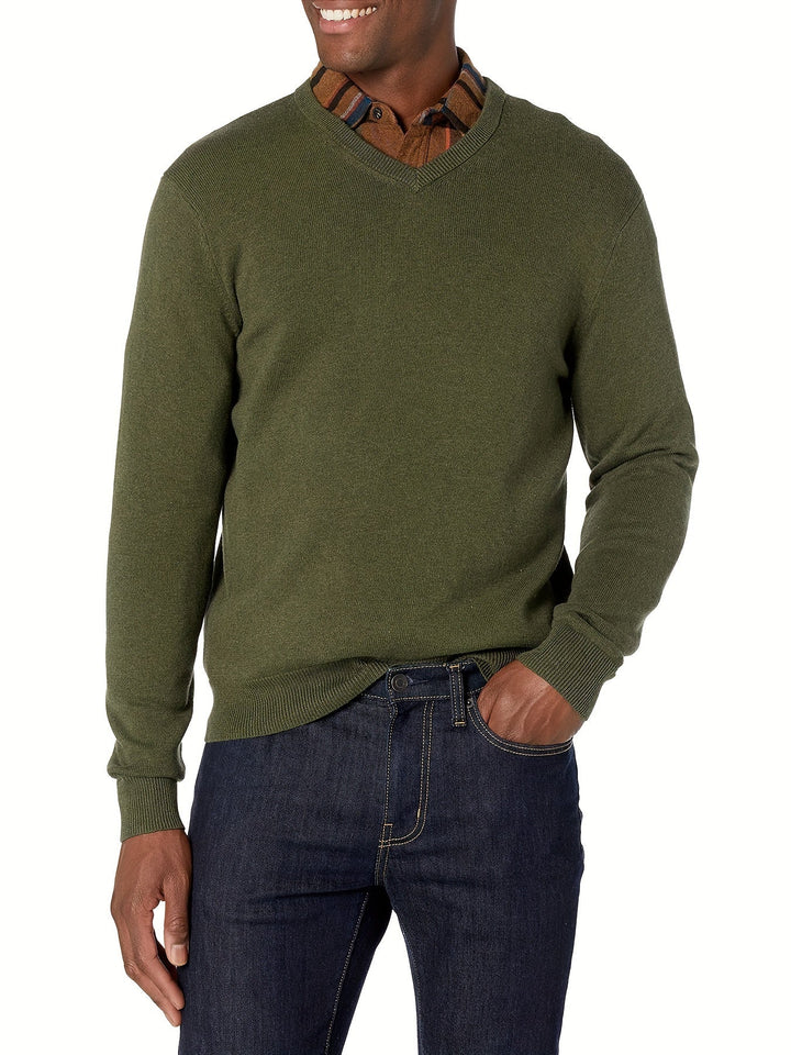 Grüner Herrenpullover aus Baumwolle, V-Ausschnitt, lässig, über kariertem Hemd getragen.