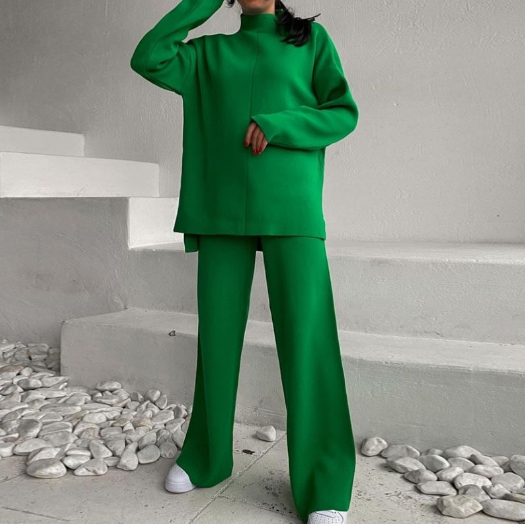 Grüner Damenanzug, Oversize-Pullover und Hose, modisch, elegant, bequem, Herbstmode.
