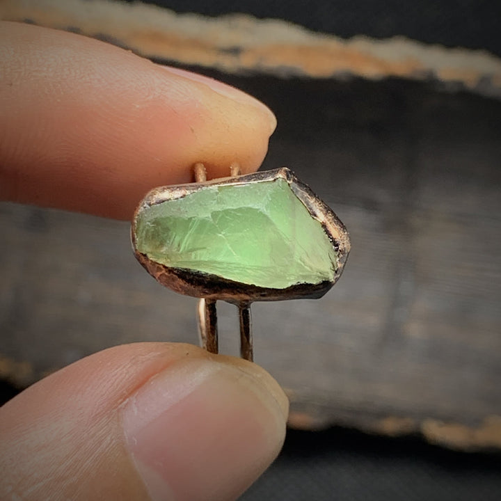 Grüner Rohstein-Ring in Kupferfassung, handgefertigter Schmuck, einzigartiges Design.