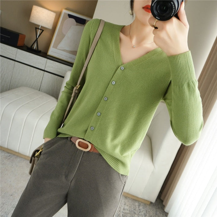 Grüner Damen-Cardigan mit V-Ausschnitt, Knöpfen, aus Baumwolle, modisch, elegant.