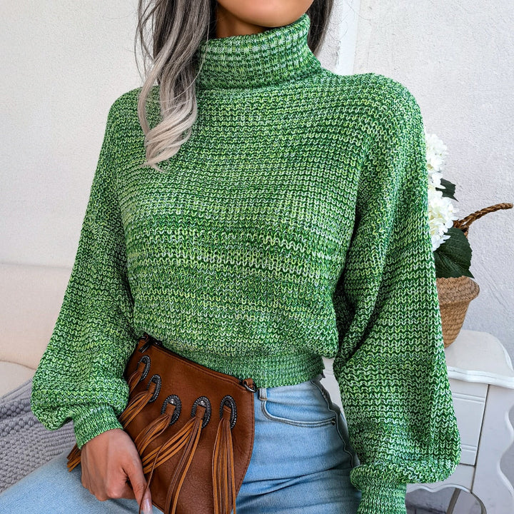 Frau in grünem Strickpullover mit Rollkragen, braune Tasche, modisch, Herbstmode.