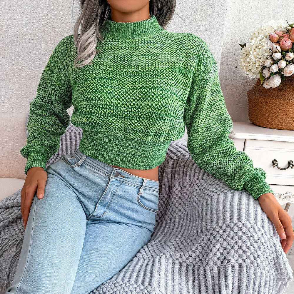 Frau in grünem Strickpullover, hochgeschlossen, sitzt auf Sofa, modisch, gemütlich, Wohnzimmer.