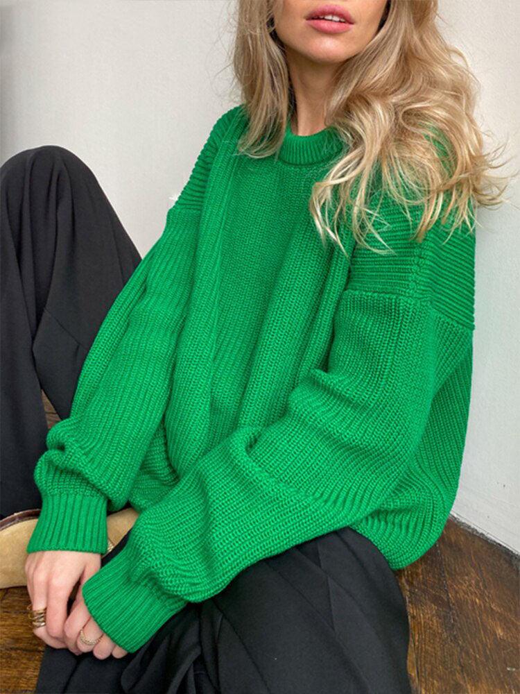 Frau in grünem Strickpullover, lässig, modisch, Herbstmode, gemütlich, Damenbekleidung.