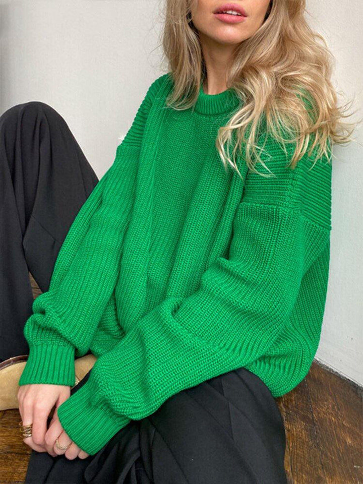 Frau in grünem Strickpullover, lässig, modisch, Herbstmode, gemütlich, Damenbekleidung.