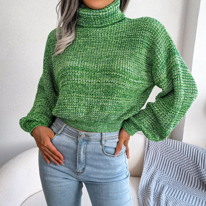 Frau in grünem Strickpullover mit Rollkragen und blauer Jeans, modisch, gemütlich.
