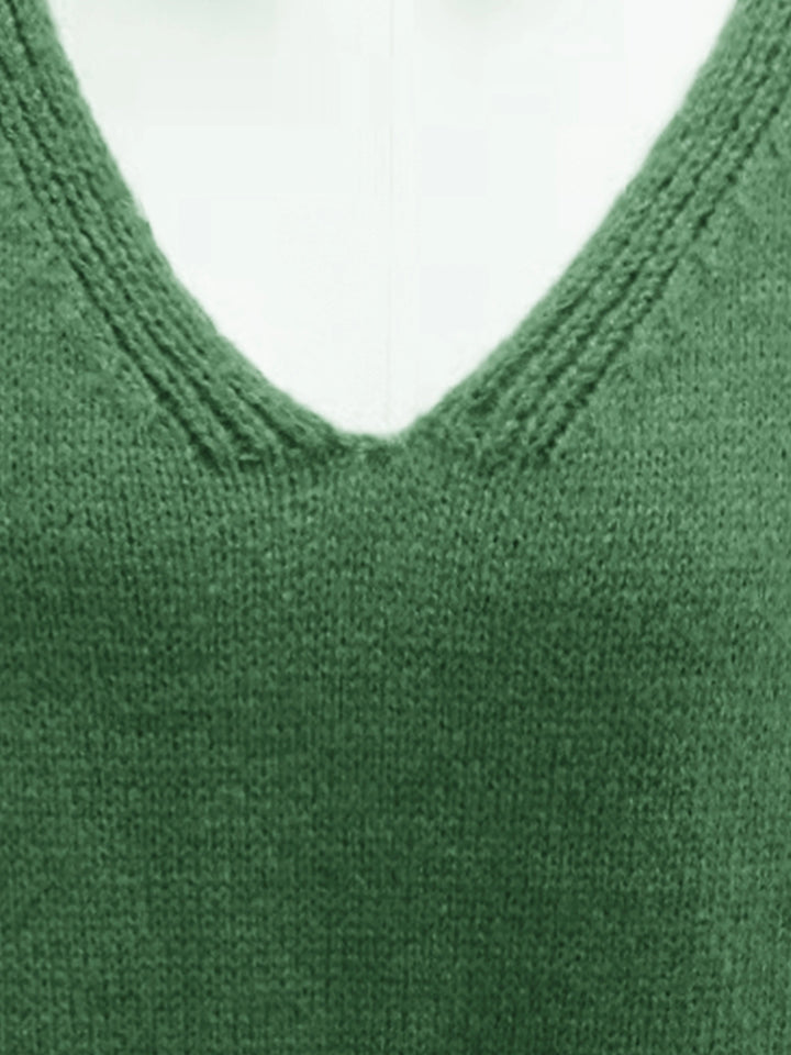 Grüner V-Ausschnitt Pullover aus Wolle, Damenmode, Strickware, Herbstmode, gemütlich.