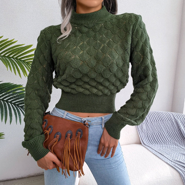 Frau in grünem Strickpullover, blaue Jeans, braune Fransenhandtasche, moderne Mode.