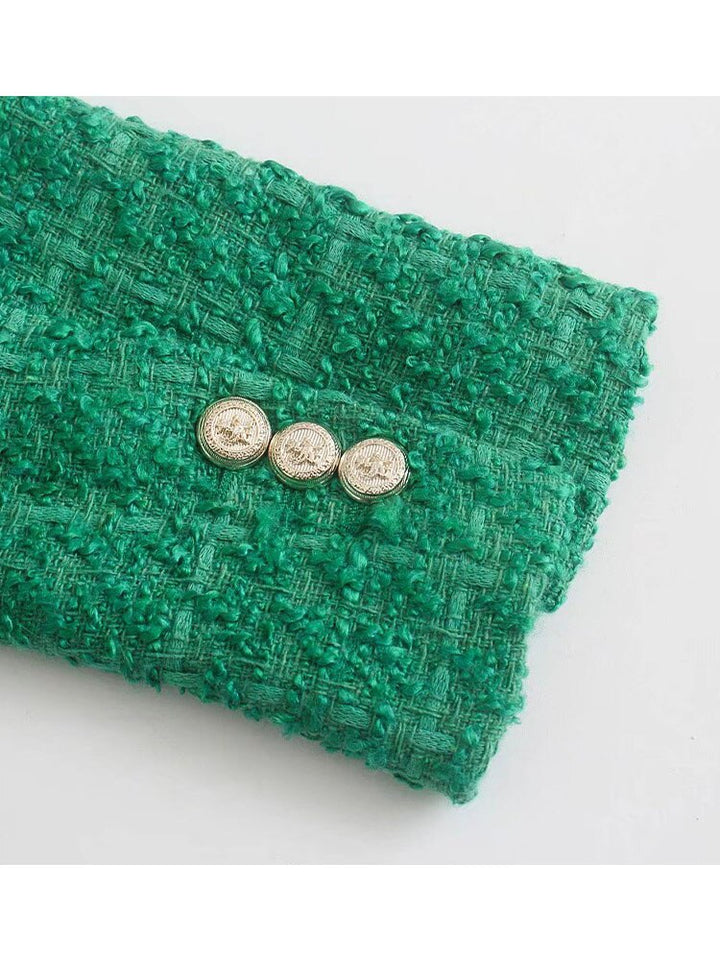 Grüner Tweed-Stoff mit goldenen Knöpfen, elegantes Design, hochwertige Textur.