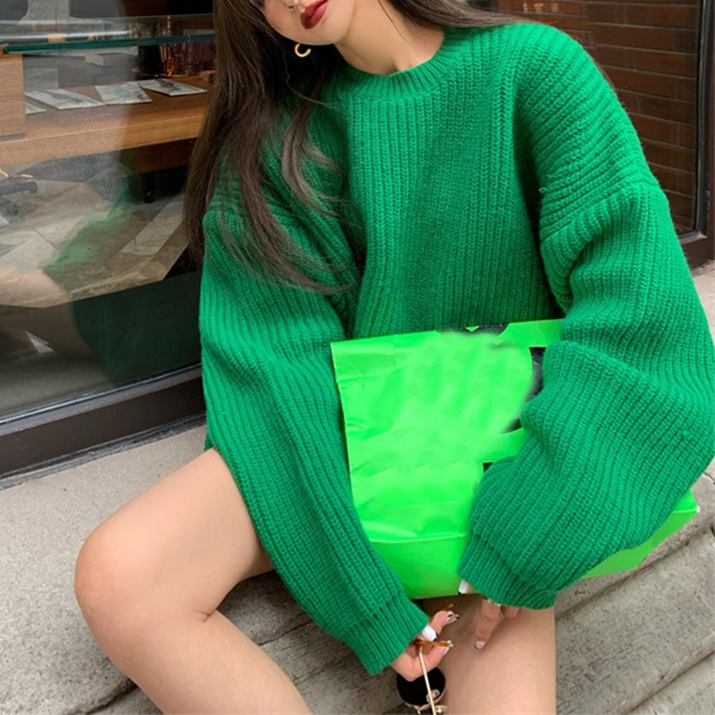 Frau in grünem Strickpullover mit grüner Tasche, modisch, lässig, Herbstmode, Streetstyle.