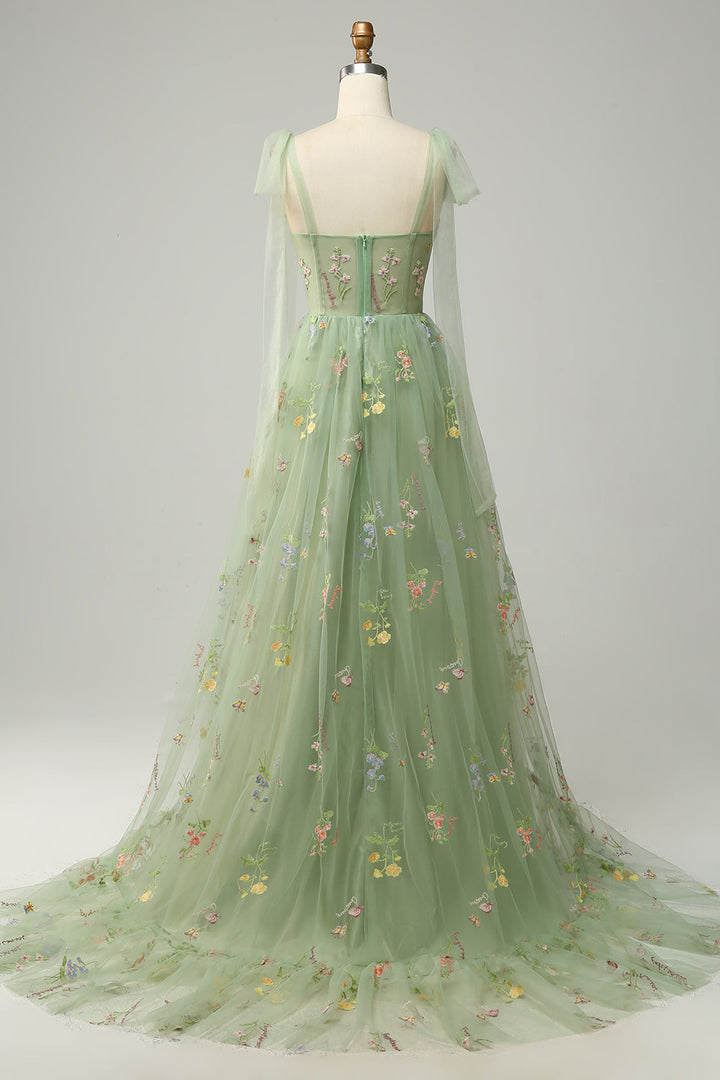 Grünes Abendkleid mit Blumenstickerei, Tüll, bodenlang, elegantes Design.