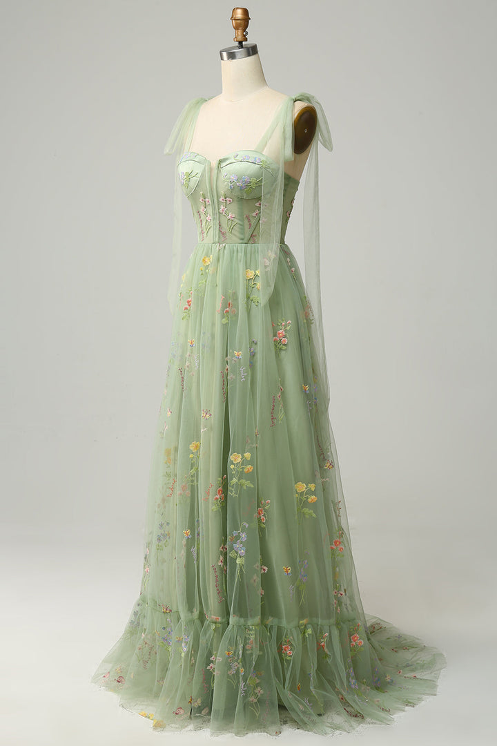 Grünes Abendkleid mit Blumenstickerei, Tüll, trägerlos, elegant, bodenlang.