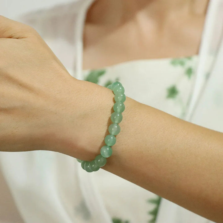 Grünes Aventurin-Armband am Handgelenk, Edelstein-Schmuck, modisch, elegant, Damen-Accessoire.
