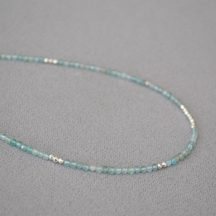 Aquamarin Halskette, zarte Perlen, handgefertigt, minimalistischer Schmuck, elegantes Design