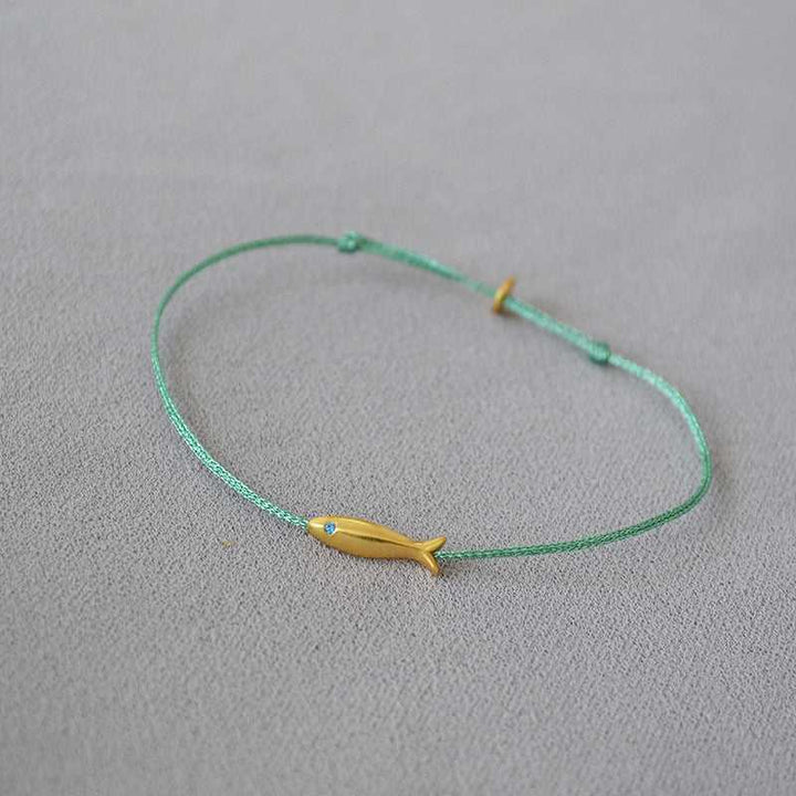 Grünes Armband mit gelbem Fischanhänger, minimalistisches Design, Schmuck für Damen.