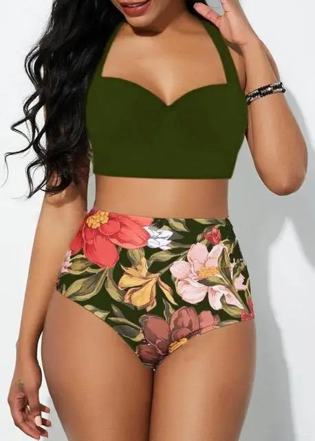 Frau in grünem Bikini-Top und geblümter High-Waist-Badehose, Sommermode, Strandbekleidung.