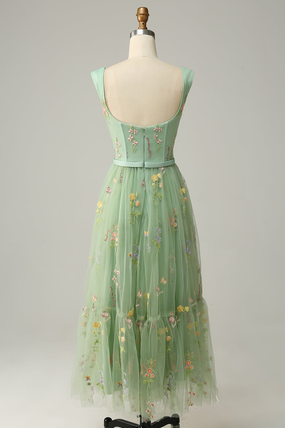 Grünes Abendkleid mit Blumenstickerei, ärmellos, Tüll, elegantes Design, Rückansicht.