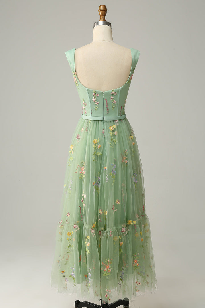 Grünes Abendkleid mit Blumenstickerei, ärmellos, Tüll, elegantes Design, Rückansicht.