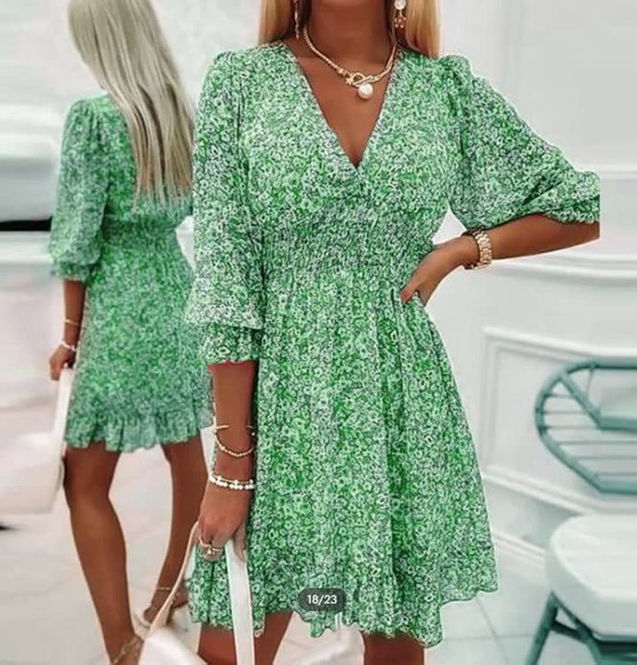 Grünes geblümtes Sommerkleid mit V-Ausschnitt, Dreiviertelärmeln, Damenmode, elegant.