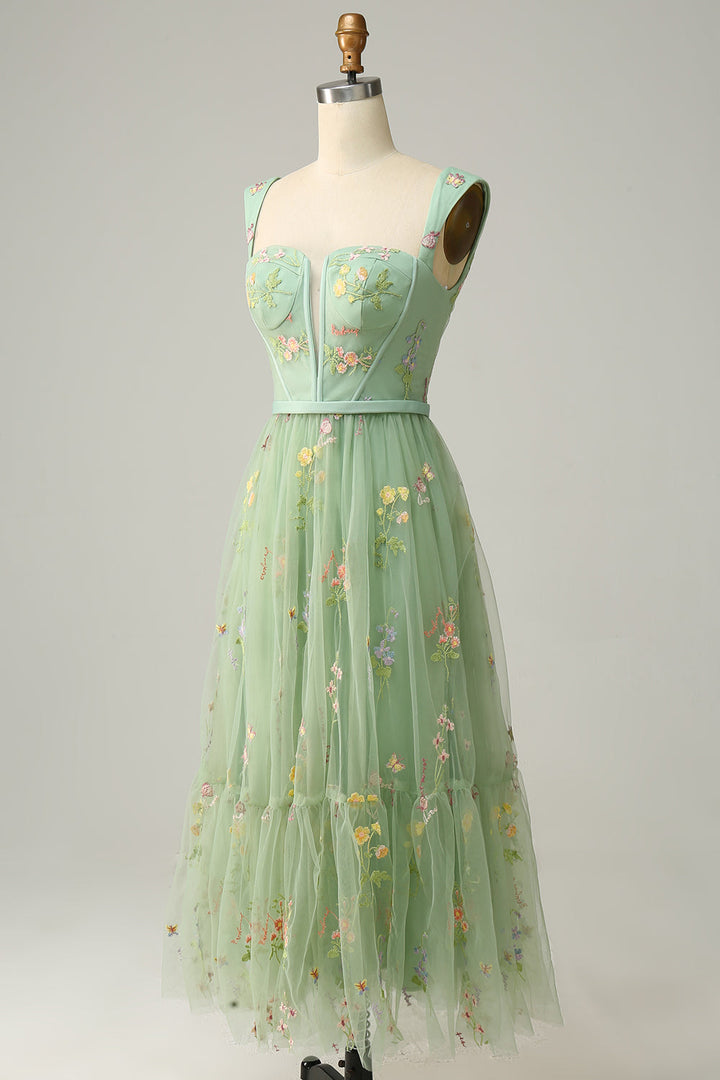 Grünes Abendkleid mit Blumenstickerei, ärmellos, Tüll, elegantes Design, Damenmode.