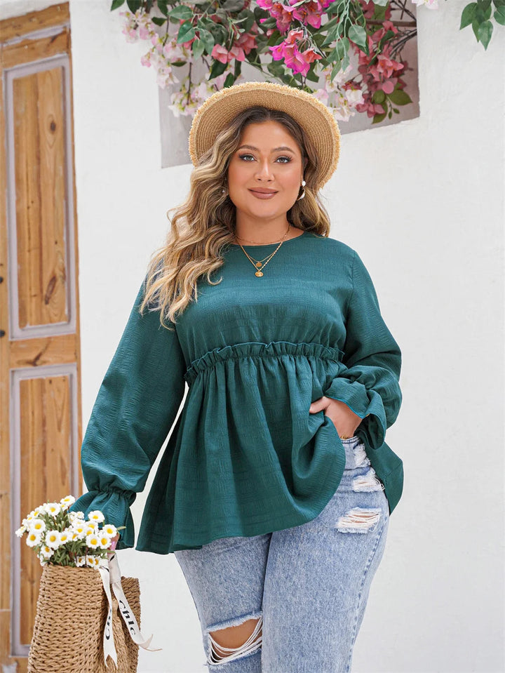 Frau in grünem Blusentop, Strohhut, zerrissene Jeans, hält Korb mit Gänseblümchen, Sommermode.