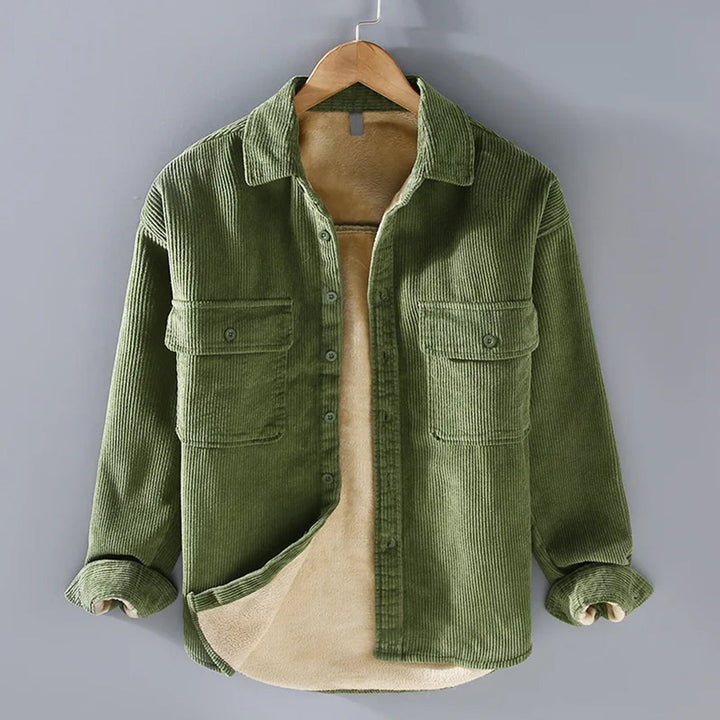 Grüne Cordjacke mit Futter, Herrenmode, warm, lässig, Herbst-Winter, auf Kleiderbügel.
