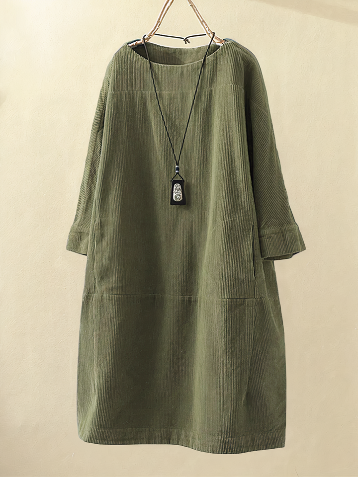 Grünes Cordkleid mit langen Ärmeln und Halskette, lässig, Damenmode, Herbstkleidung.