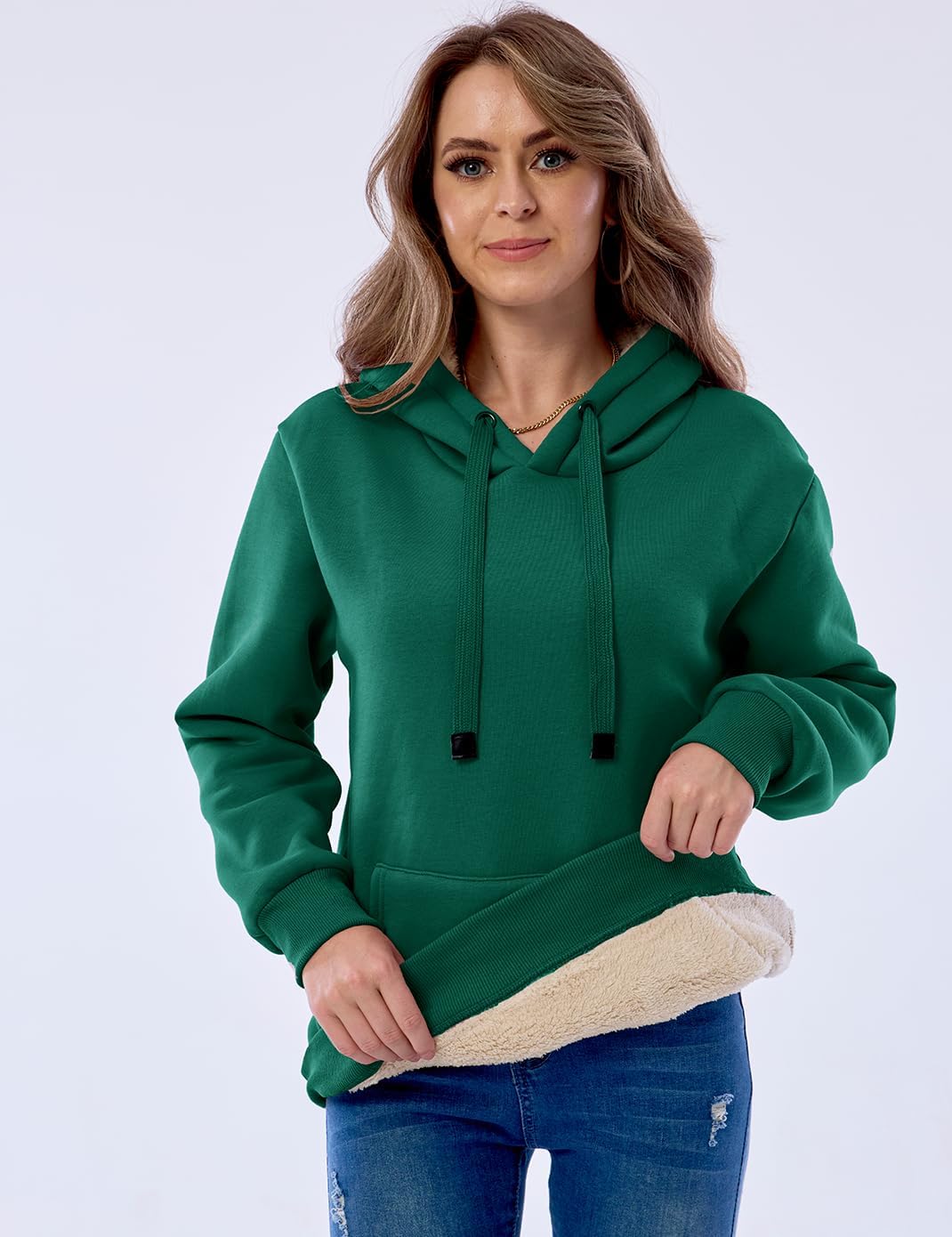 Frau in grünem Kapuzenpullover mit Fleece-Futter, lässige Mode, Damenbekleidung.