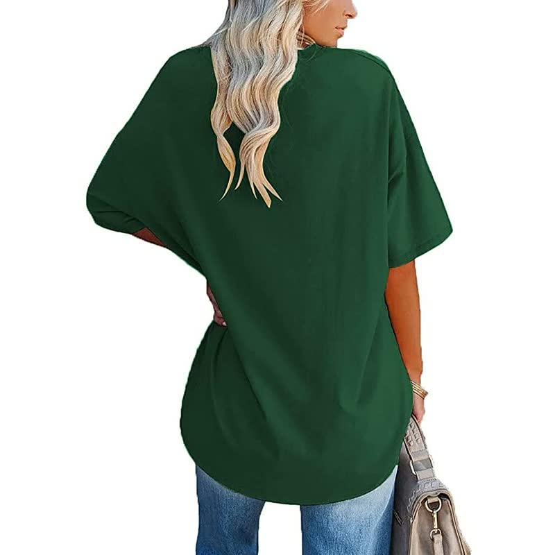 Frau in grünem Oversize-T-Shirt und blauer Jeans von hinten, lässiger Stil, Mode.