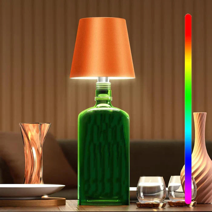 Grüne Flaschenlampe mit orangefarbenem Schirm, moderne Tischleuchte, Wohnzimmerdekoration.