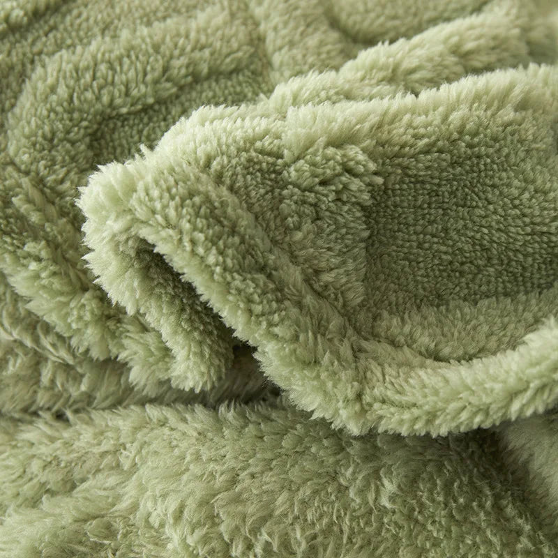 Grüne flauschige Decke aus Mikrofaser, weiche Textur, gemütlich, ideal für Wohnzimmer.