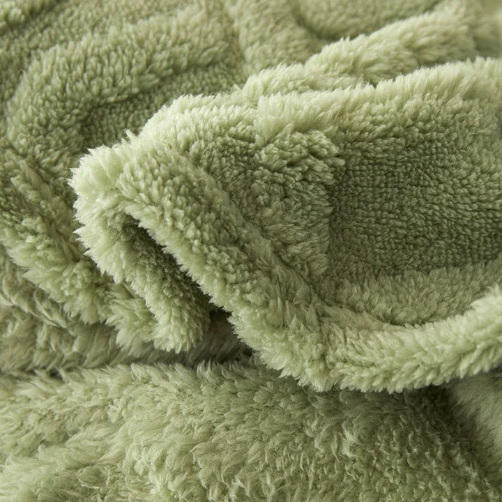 Grüne flauschige Decke aus Mikrofaser, weiche Textur, gemütlich, ideal für Wohnzimmer.