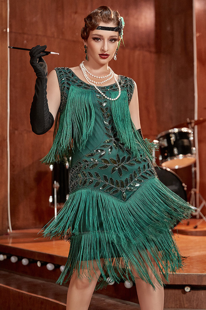 Frau im grünen Charleston-Kleid mit Fransen, Perlenkette, schwarzem Handschuh, Vintage-Stil.