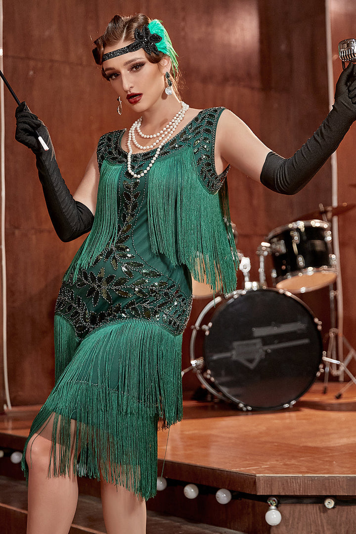 Frau im grünen Charleston-Kleid mit Fransen, Perlenkette, schwarzer Kopfschmuck, Retro-Stil.