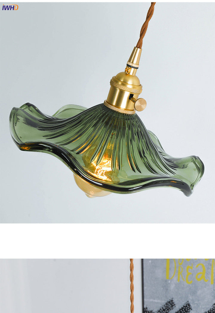 Grüne Glas-Pendelleuchte mit Messingfassung, Vintage-Design, Wohnzimmerbeleuchtung.