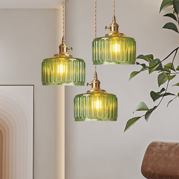 Drei grüne Glas-Pendelleuchten, modern, goldene Details, Wohnzimmerbeleuchtung, stilvoll.