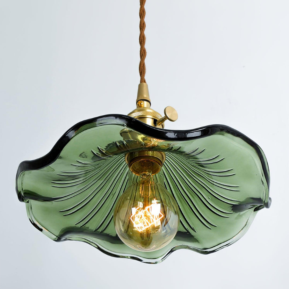Grüne Glas-Pendelleuchte mit Vintage-Glühbirne, dekorative Beleuchtung, Retro-Design.
