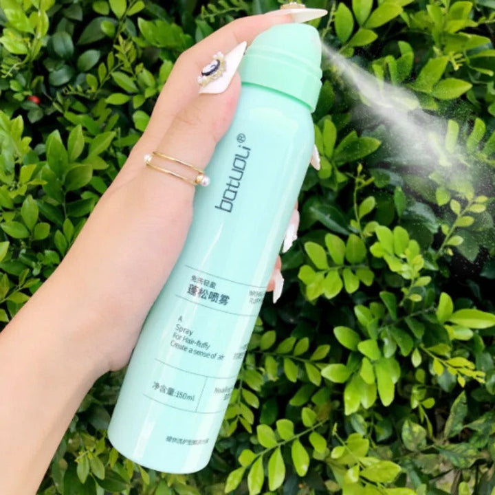 Hand hält grünes Haarspray, 160ml, vor grünen Blättern, Beauty-Produkt, Haarpflege.
