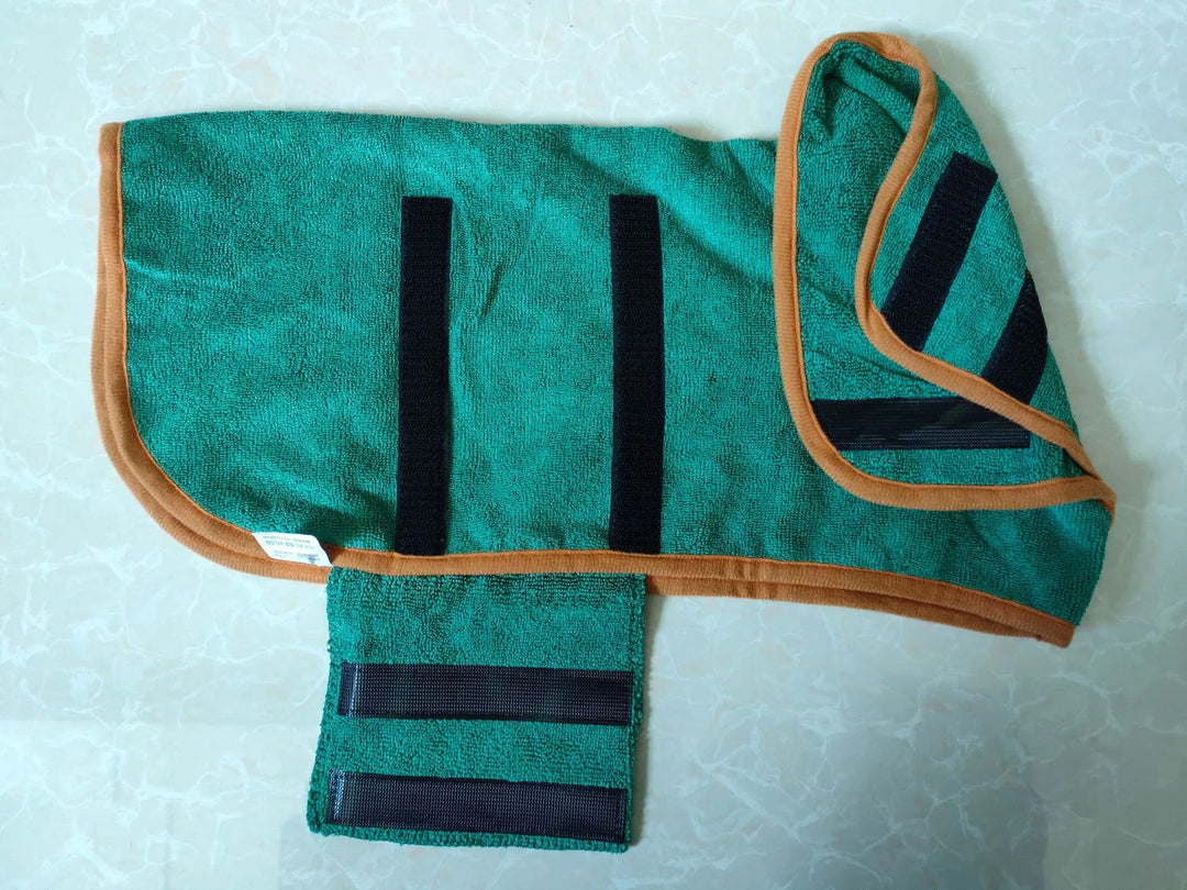 Grünes Mikrofaser-Handtuch mit Klettverschluss, ideal für Fitness und Sport.