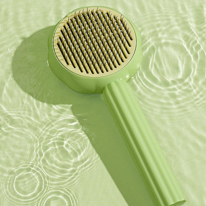Grüner Silikon-Hundebürste mit ergonomischem Griff schwimmt im Wasser.