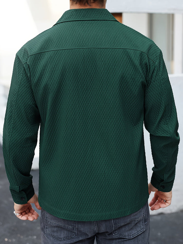 Grünes Herrenhemd aus Baumwolle, langärmelig, strukturiertes Design, Rückansicht.