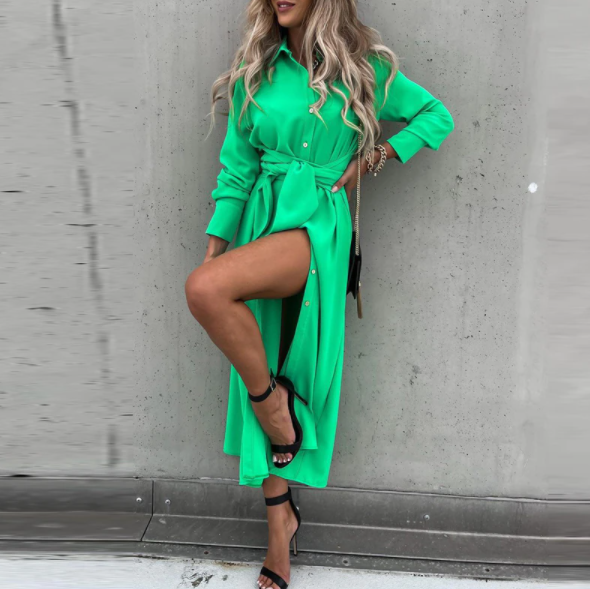 Frau in grünem Hemdkleid mit Gürtel, hohe Absätze, Betonhintergrund, modisch, elegant.