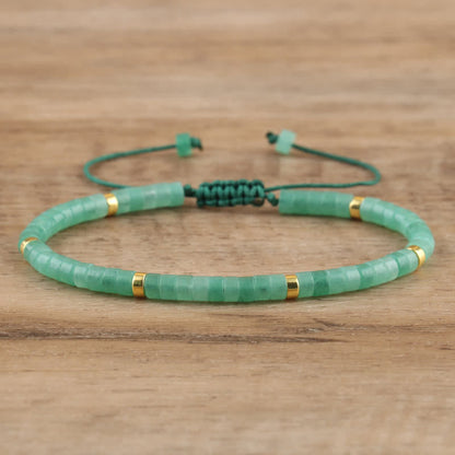 Grünes Jade-Armband mit goldenen Akzenten, verstellbar, handgefertigt, Schmuck für Damen.