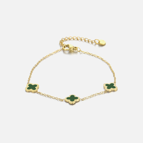 Goldenes Armband mit grünen Kleeblatt-Anhängern, verstellbar, eleganter Schmuck.