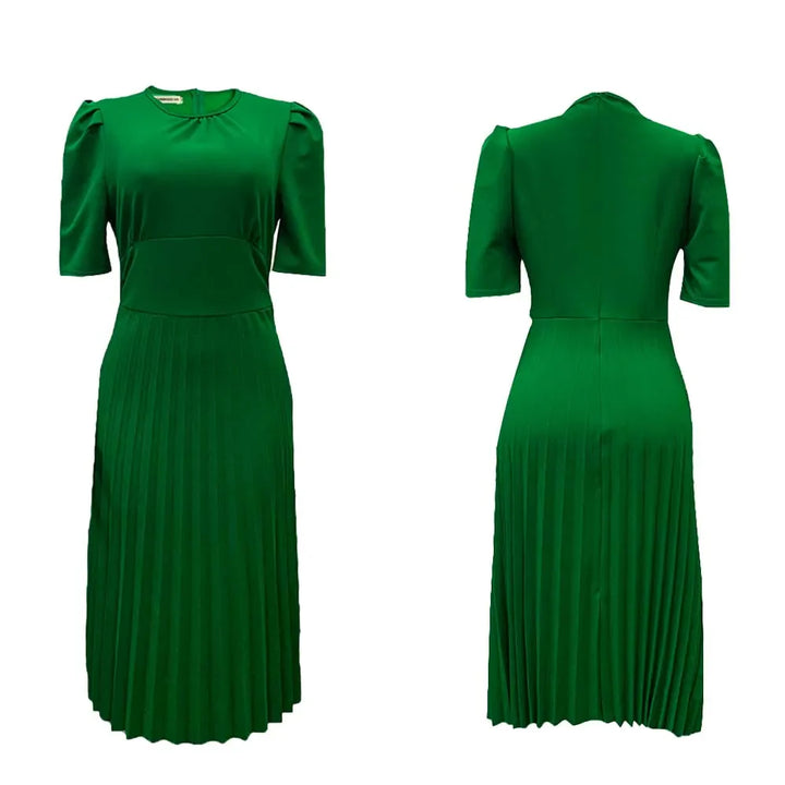 Grünes Damenkleid, knielang, plissiert, Kurzarm, elegantes Design, aus Polyester.