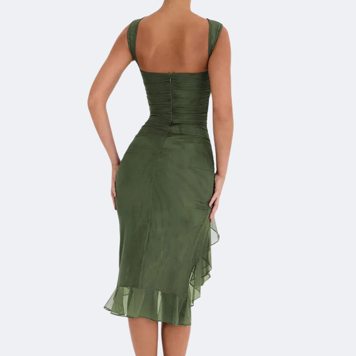 Frau in grünem, ärmellosem Midikleid aus Chiffon, Rückansicht, elegantes Abendkleid.