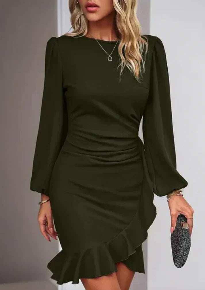 Frau in elegantem, dunkelgrünem Kleid mit Rüschen, hält schwarze Clutch, modisches Outfit.