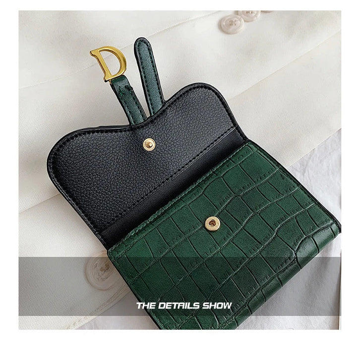 Grüne Krokodilleder-Geldbörse mit goldenen Details, Damenmode-Accessoire, elegant und stilvoll.