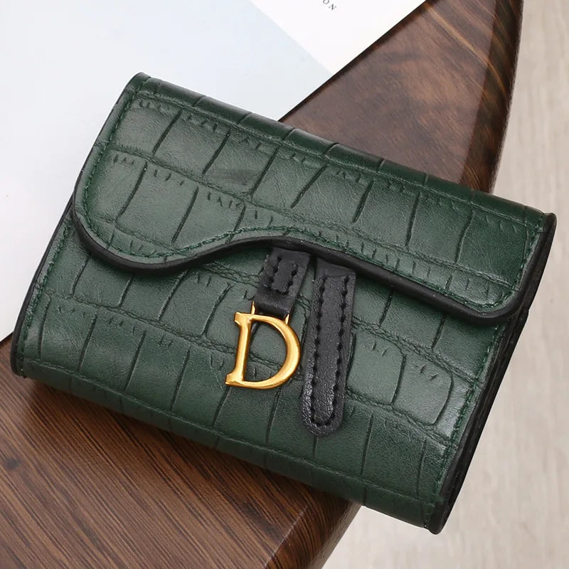 Grüne Leder-Geldbörse mit Krokodilprägung, goldener D-Schnalle, Damenmode-Accessoire.