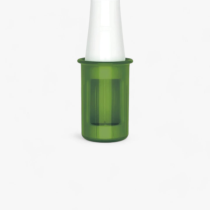 Grüner Kunststoffbehälter mit weißem Deckel, Küchenzubehör, Aufbewahrung, modern, minimalistisch.